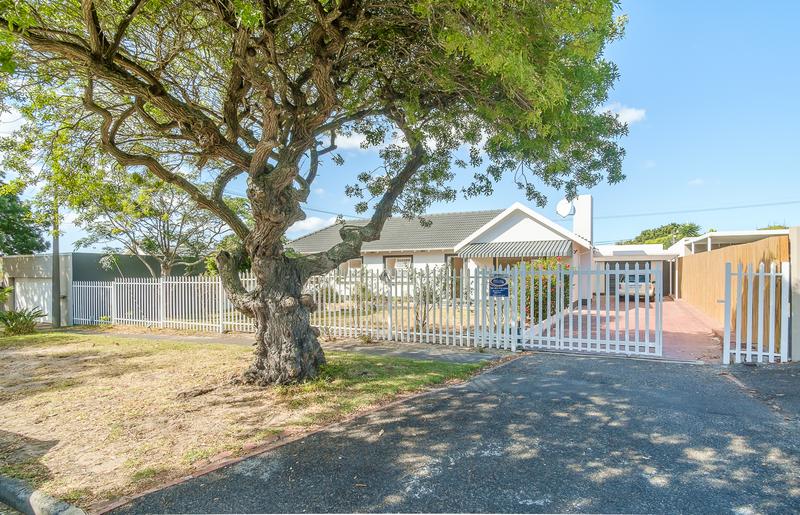 To Let 3 Bedroom Property for Rent in Meadowridge Western Cape